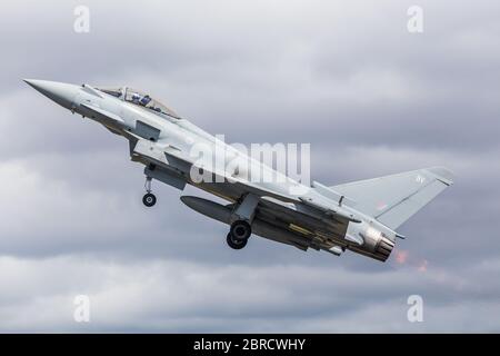 Le typhon FGR.4 de la RAF monte dans le ciel à la RAF Fairford à Gloucestershire en juillet 2017. Banque D'Images