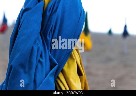 Gros plan du célèbre parapluie de Deauville, Normandie, France. Magnifique objet jaune et bleu, tissu unique. Perspective unique Banque D'Images