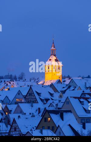 Vue sur les toits enneigés de la vieille ville avec tour d'église éclairée, ambiance nocturne, Marbach am Neckar, Bade-Wurtemberg, Allemagne Banque D'Images