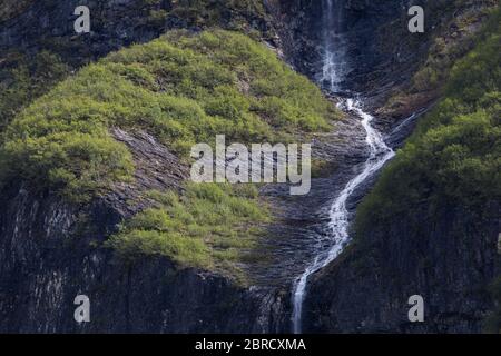 Tracy Arm, dans le sud-est de l'Alaska, aux États-Unis, est un fjord offrant des vues panoramiques sur les cascades et les glaciers. Banque D'Images