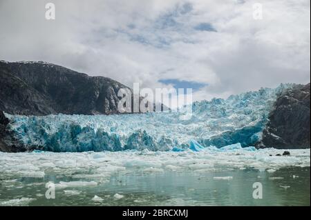 Des icebergs vêcés du glacier South Sawyer flottent sur le pittoresque fjord Tracy Arm, dans le sud-est de l'Alaska, aux États-Unis. Banque D'Images