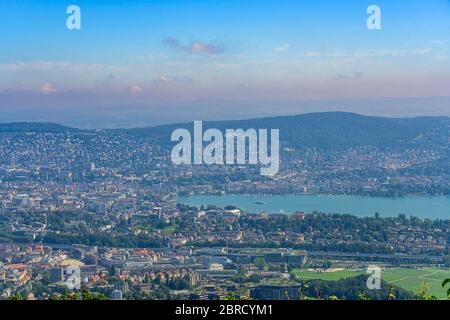 Vue de l'Uetliberg à la ville de Zurich et au lac de Zurich, sommet de Zurich, canton de Zurich, Suisse Banque D'Images