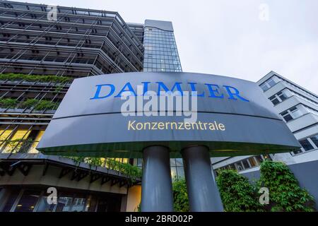 Panneau, entrée principale du siège du groupe Daimler, usine Mercedes-Benz, Untertuerkheim, Stuttgart, Bade-Wurtemberg, Allemagne Banque D'Images