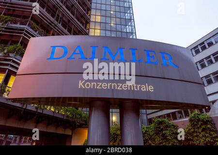 Panneau, entrée principale du siège du groupe Daimler, usine Mercedes-Benz, Untertuerkheim, Stuttgart, Bade-Wurtemberg, Allemagne Banque D'Images