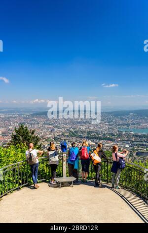 Les gens au point de vue, au sommet de Zurich, vue de l'Uetliberg à la ville de Zurich et au lac de Zurich, au lac de Zurich, au canton de Zurich, en Suisse Banque D'Images