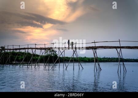 Pont Bamboo Cam Dong, province de Quang Nam, Vietnam - 9 mai 2020 : les agriculteurs vont travailler sur un pont en bambou au village de Cam Dong, Quang Nam province Banque D'Images