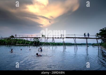 Pont Bamboo Cam Dong, province de Quang Nam, Vietnam - 9 mai 2020 : les agriculteurs vont travailler sur un pont en bambou au village de Cam Dong, Quang Nam province Banque D'Images