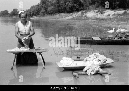 femme faisant la lessive à la main de vêtements de lavage dans la rivière 1940 hongrie Banque D'Images