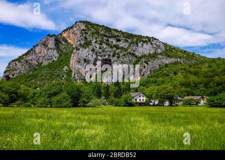 Spoulga d’Ornolac au-dessus de la ville thermale d’Ornolac, Ussat les bains, et des montagnes environnantes, Tarascon sur Ariège, Ariège, Pyrénées françaises, France Banque D'Images