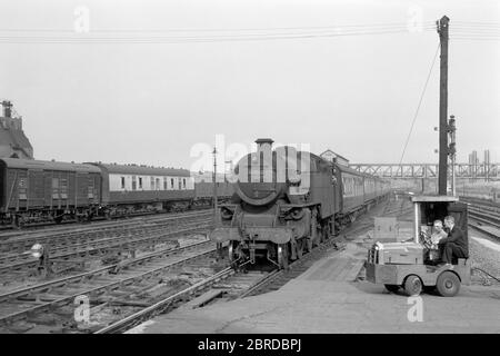 la locomotive à vapeur ferroviaire britannique d'origine numéro 42062 entre dans la station de rugby du sud dans les années 1950 angleterre royaume-uni Banque D'Images