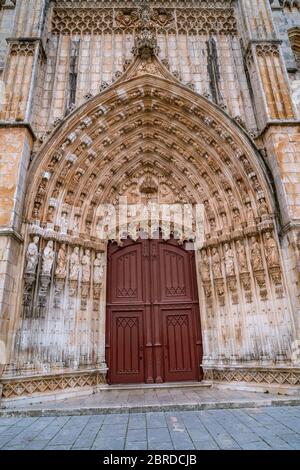 Portral sur la façade occidentale du monastère de Sainte Marie de la victoire à Batalha, Portugal Banque D'Images