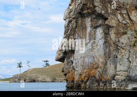 Un affleurement de Rock sur l'île d'Olkhon ressemblant à la tête d'un guerrier portant un casque (front inférieur du rocher) Banque D'Images