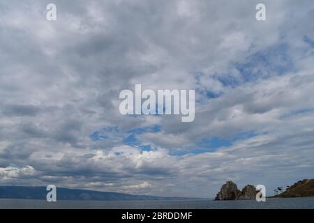 Vue sur Shaman Rock sur l'île Olkhon, lac Baikal, Russie Banque D'Images