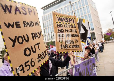 Les manifestants de WASPI tiennent des bannières et des pancartes réclamant une pension égale Droits des femmes - les femmes contre l'inégalité des pensions de l'État Banque D'Images