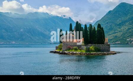 La petite île de Saint-Georges, dans la magnifique baie de Kotor, au Monténégro, abrite un monastère bénédictin du XIIe siècle. Banque D'Images