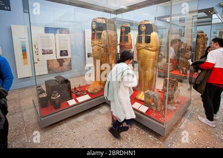 Les visiteurs du musée observent les momies et les antiquités égyptiennes, le British Museum Banque D'Images