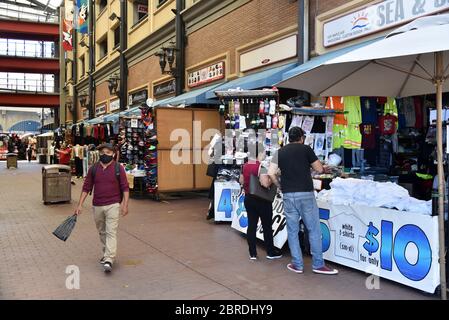 Los Angeles, CA/USA - 19 mai 2020: Les acheteurs dans le Santee Alley dans la mode de Los Angeles Disrict porter des masques de visage maintenant que le centre commercial a r Banque D'Images
