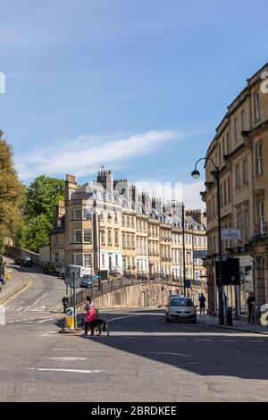 L'A4 iinto Bath est habituellement une route très fréquentée avec la file d'attente de trafic mais pendant le coronavirus, COVID 19 pandémie la rue est pratiquement vide, Royaume-Uni Banque D'Images