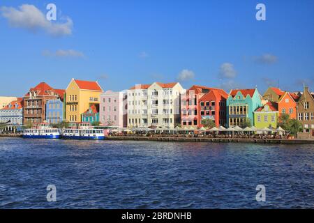 WILLEMSTAD, CURAÇAO - 11 FÉVRIER 2014 : bord de mer avec port et maisons colorées à Willemstad. Le centre-ville est classé au patrimoine mondial de l'UNESCO. Banque D'Images