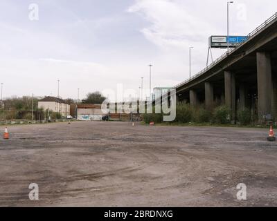 M8 et le pont de Kingston avec un parking vide à côté pendant la pandémie du coronavirus et le confinement à Glasgow, illustrant les directives du gouvernement pour rester à la maison pour ralentir la propagation du virus fonctionnent. Banque D'Images