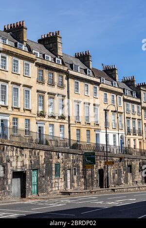 L'A4 iinto Bath est habituellement une route très fréquentée avec la file d'attente de trafic, mais pendant le coronavirus, la pandémie COVID‑19, la rue est pratiquement vide, au Royaume-Uni Banque D'Images