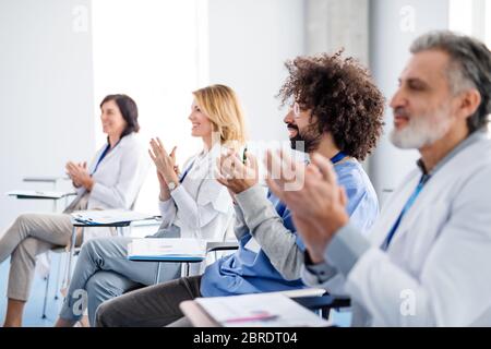 Groupe de médecins à l'écoute de la présentation sur la conférence médicale. Banque D'Images