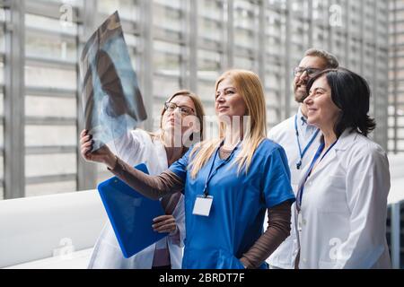 Groupe de médecins parlant du virus corona lors de la conférence. Banque D'Images