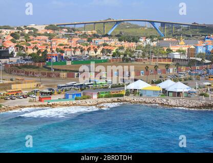 WILLEMSTAD, CURAÇAO - 11 FÉVRIER 2014 : port de Willemstad sur l'île de Curaçao, Antilles néerlandaises le centre-ville est classé au patrimoine mondial de l'UNESCO. Banque D'Images