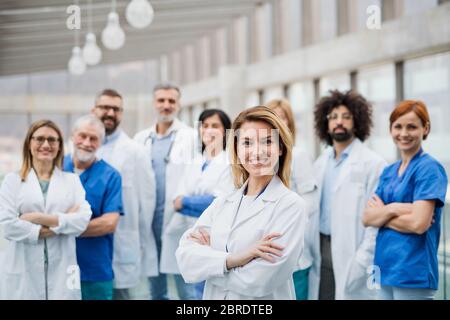 Groupe de médecins regardant la caméra, le virus corona concept. Banque D'Images