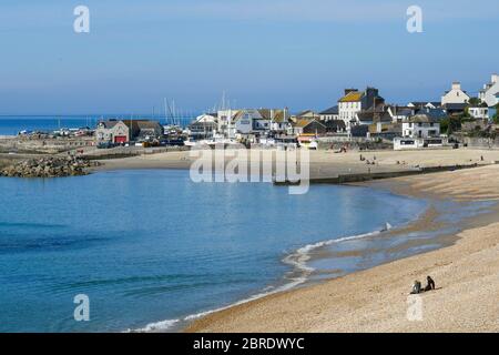 Lyme Regis, Dorset, Royaume-Uni. 21 mai 2020. Météo Royaume-Uni. Les familles sur la plage se bronzer à la station balnéaire de Lyme Regis à Dorset sur une chaude chaude matin ensoleillée. Crédit photo : Graham Hunt/Alay Live News Banque D'Images