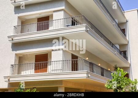 Immeuble d'appartements aux couleurs pastel vintage avec fenêtre et balcon à tel-Aviv. Israël Banque D'Images