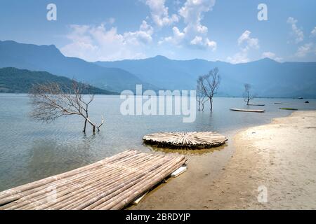 Belles photos de radeaux de bambou avec arbres secs sur Lap an Lagoon, Hue ville, Vietnam Banque D'Images