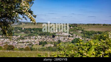 Vue de Selsley Common en face de Rodborough Hill et fort, avec Rooksmoor et Woodchester, les Cotswolds, Gloucestershire, Angleterre, Royaume-Uni Banque D'Images