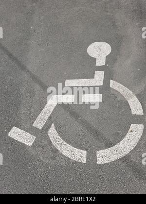Affiche pour handicapés peinte dans un parking Banque D'Images