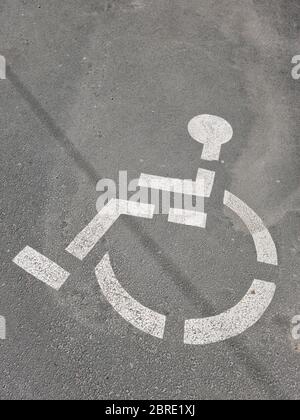 Affiche pour handicapés peinte dans un parking Banque D'Images