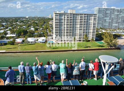 FORT LAUDERDALE, États-Unis - le 20 MARS 2017 : les passagers défilent à l'extérieur du navire Royal Princess depuis Port Everglades, à fort Lauderdale. Princesse royale Banque D'Images