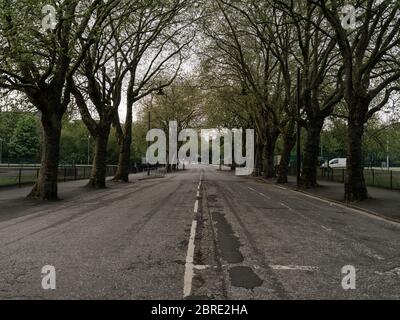 Un cycliste descend sur la route de Kelvin après que le conseil municipal de Glasgow a introduit une interdiction de circulation pour soutenir la prise de distance sociale dans la crise du coronavirus et le confinement, illustrant les directives du gouvernement pour rester à la maison pour ralentir la propagation du virus sont respectées. Banque D'Images