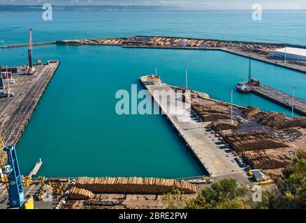 Grandes piles de bois de coupe, au port de Napier, vue depuis le belvédère de Bluff Hill, à Napier, région de Hawke's Bay, Île du Nord, Nouvelle-Zélande Banque D'Images