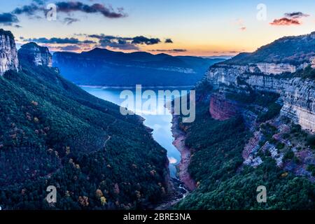 Coucher de soleil paisible au réservoir de Sau, Catalogne, Espagne (province d'Osona) Banque D'Images