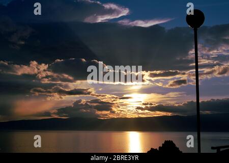 Violet magique vue d'un Streetlight et le sommet du rocher de Shaman sur l'île d'Olkhon, lac Baikal, Russie Banque D'Images