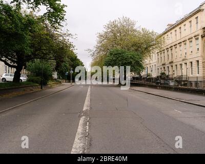 Vue le long d'une rue Sauchiehall bordée d'arbres déserts vers le centre-ville et Charing Cross pendant la pandémie du coronavirus et le confinement, illustrant les directives du gouvernement pour rester à la maison pour ralentir la propagation du virus sont respectées. Banque D'Images