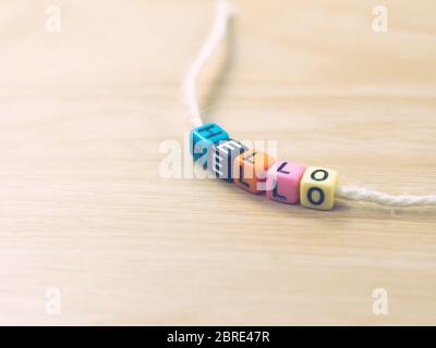 Bonjour mot écrit sur des blocs de couleur. Bonjour texte sur table, concept Banque D'Images