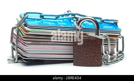 Pile de cartes de crédit et d'un cadenas avec chaîne isolé sur un fond blanc. Fermé l'accès aux cartes de crédit, bloquée, serrure. Banque D'Images