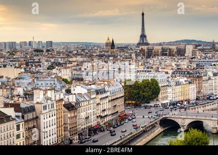 PARIS - 25 SEPTEMBRE : la ligne d'horizon de Paris avec la Tour Eiffel au coucher du soleil le 25 septembre 2013 en France. Paris est l'une des destinations touristiques les plus prisées d'Europ Banque D'Images