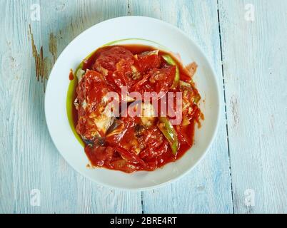 Ragoût de poisson trinidadien, poisson des Caraïbes avec vivaneau rouge mariné et tilapia, infusé avec des épices, poivrons, tomates, Banque D'Images