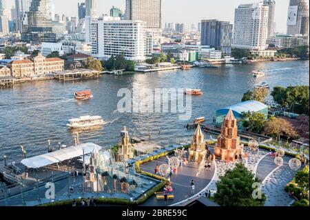 Photographier depuis le centre commercial moderne IconSiam, qui regarde de l'autre côté de la rivière Chao Phraya, à Bangkok, en Thaïlande. Banque D'Images