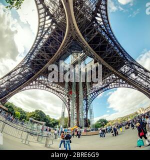 PARIS - 20 SEPTEMBRE : visite de la tour Eiffel le 20 septembre 2013 à Paris. La tour Eiffel est l'une des principales attractions touristiques de F Banque D'Images