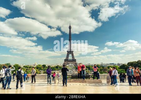 Paris - 20 SEPTEMBRE : les touristes se promenent sur une plate-forme d'observation devant la Tour Eiffel le 20 septembre 2013 à Paris. La tour Eiffel est l'une des Banque D'Images