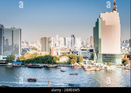 Photographier depuis le centre commercial moderne IconSiam, qui regarde de l'autre côté de la rivière Chao Phraya, à Bangkok, en Thaïlande. Banque D'Images