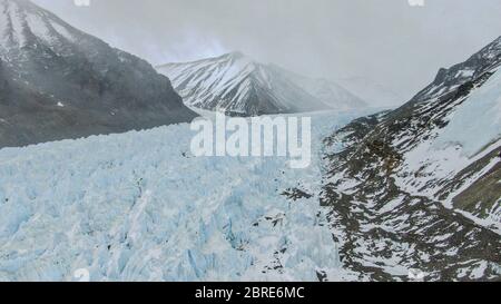 Camp de base du Mont Qomolangma. 20 mai 2020. Photo aérienne prise le 20 mai 2020 montre le glacier Rongbuk est sur le mont Qomolangma. Crédit: Jigme Dorje/Xinhua/Alay Live News Banque D'Images